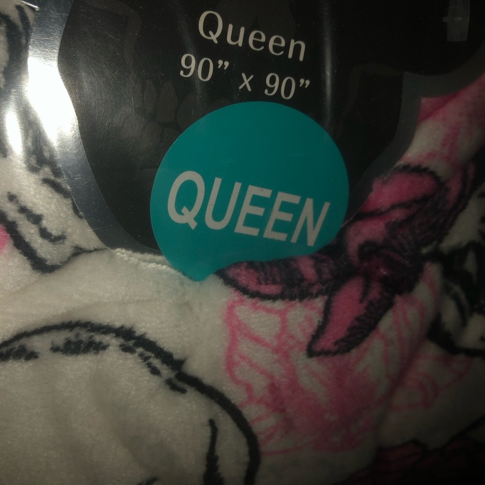 Cozy Skull & Rose Plush Throw Blanket - Pink, Black & White - Picture 3 of 3
